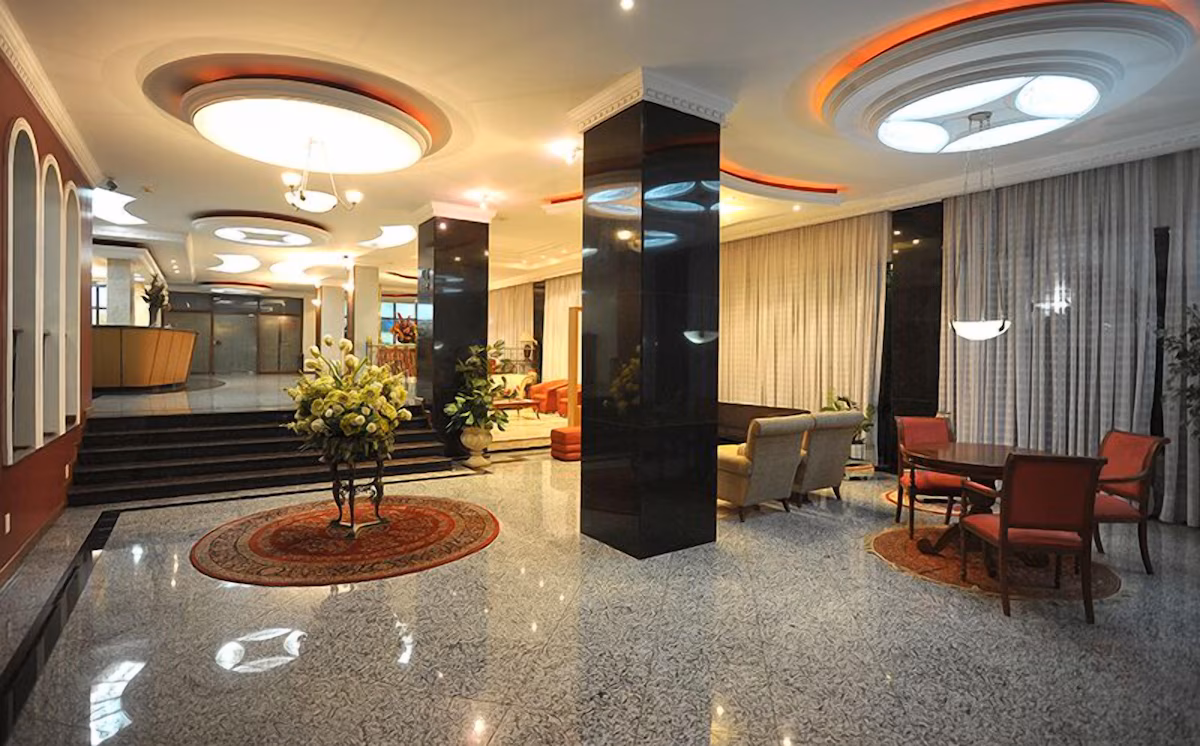 Recepção e área de convivência do Copas Verdes Hotel